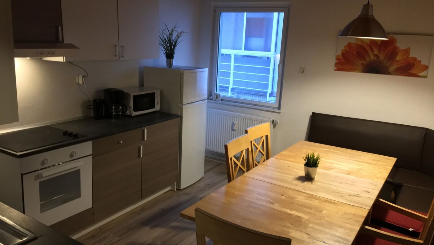 Voll ausgestattete Küche einer Monteurwohnung