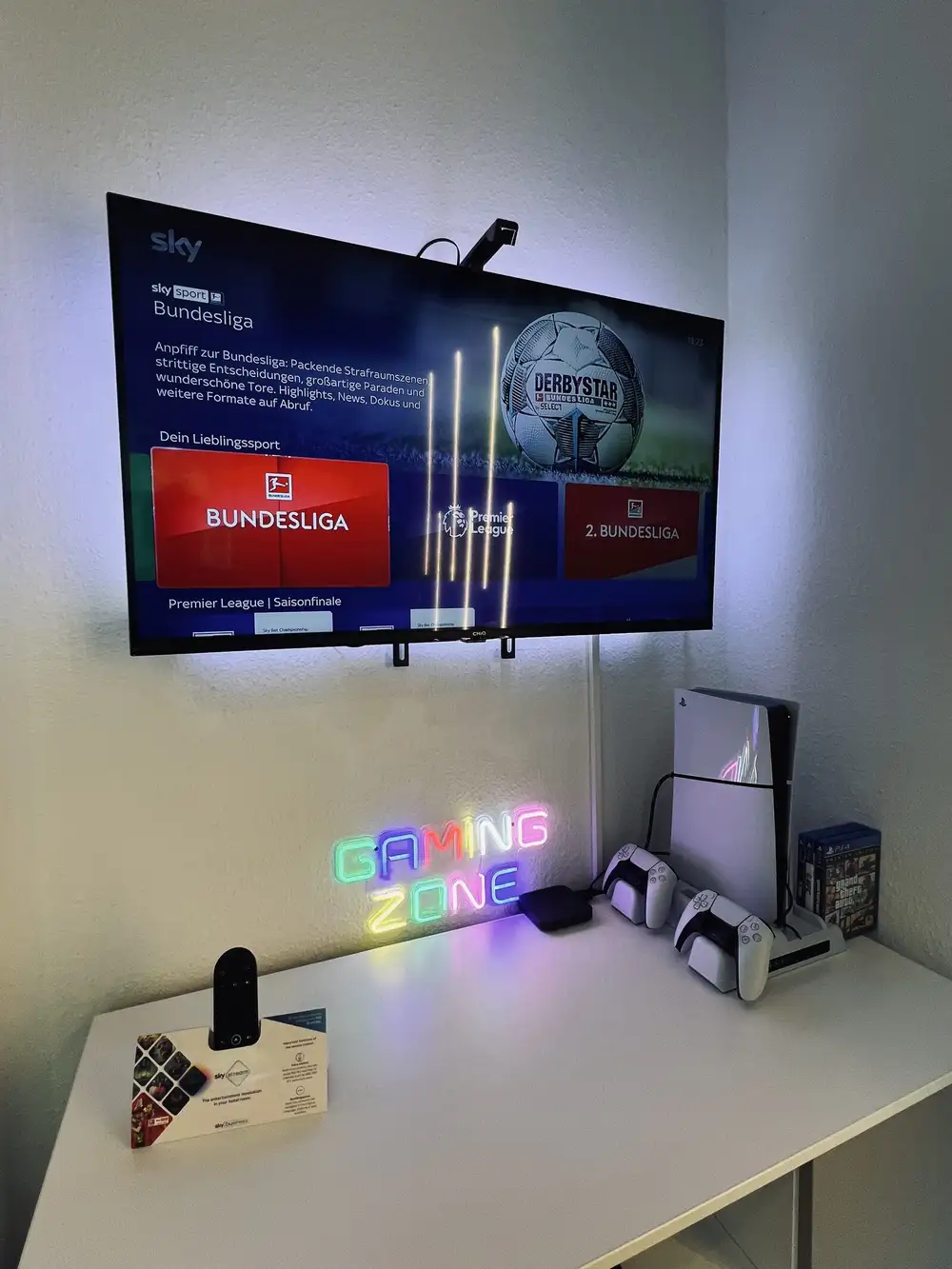 Gaming-Zone mit PlayStation 5 und Sky