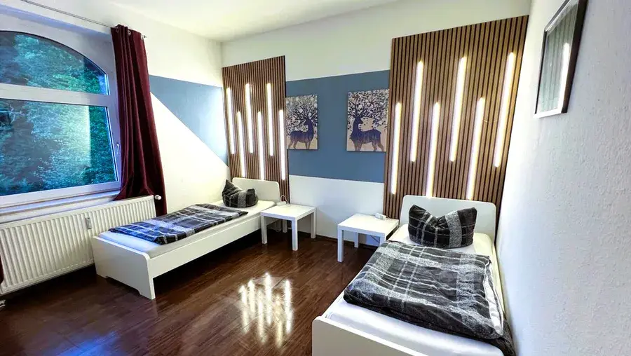 Schlafzimmer mit LED-Lamellen