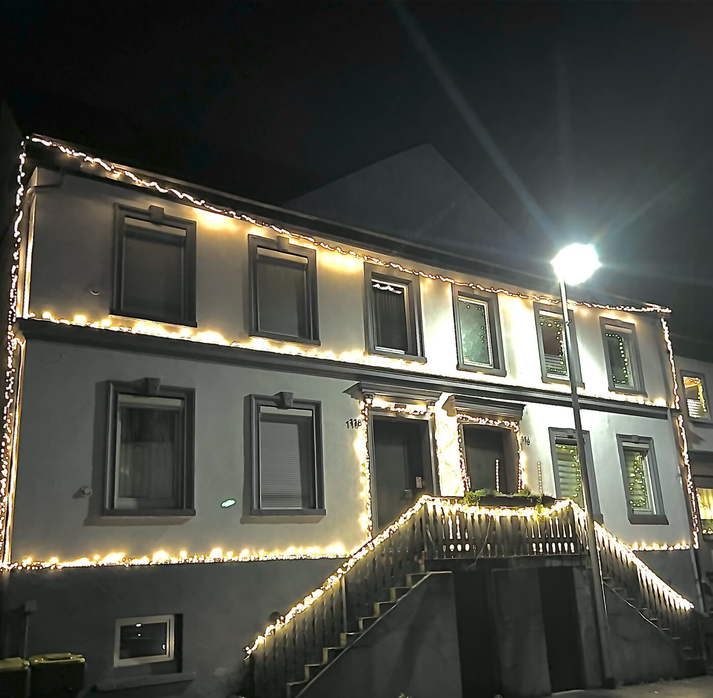 Dezember an unseren Häusern in Altena — die Lichterketten hängen wir selbst.